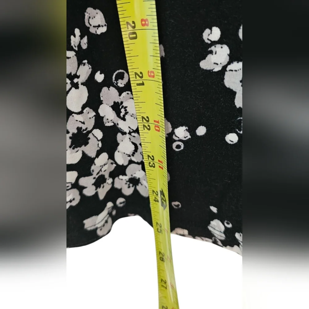 Elle - Sleeveless Lace Floral Black and White Pleated Strip Blouse Top - Picture 6 of 6
